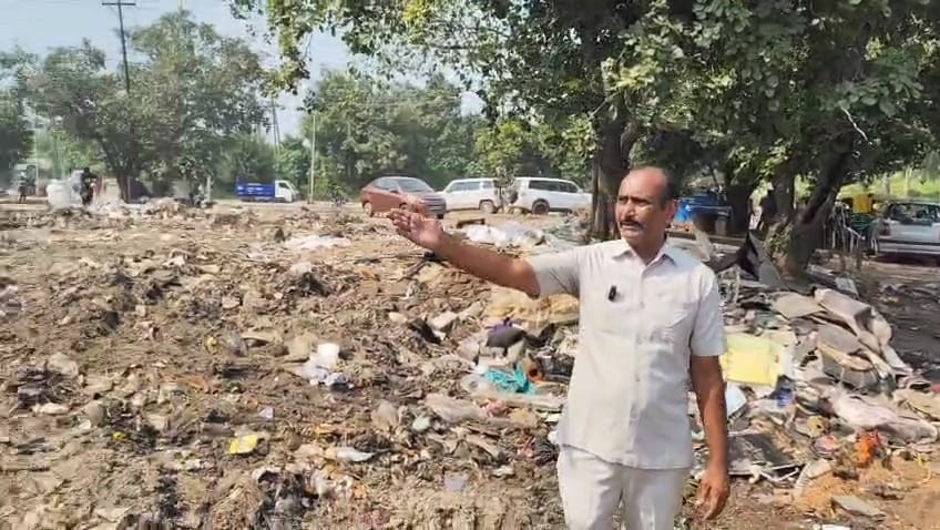The Navratri festival begins, with heaps of garbage piled up along the roadside; 